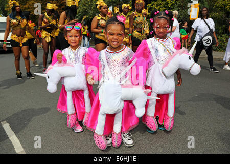 London, UK. 24. August 2014. Teilnehmer in der Parade am Kindertag in Notting Hill Karneval 2014, London. Der erste Tag des Karnevals ist traditionell für Kinder, aber viele Erwachsene auch mitmachen. Bildnachweis: Paul Brown/Alamy Live-Nachrichten Stockfoto