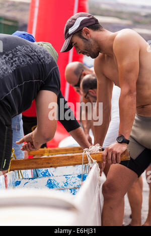 Kanu Team bei der Vorbereitung ihres Bootes für ein Rennen von Playa San Juan, Teneriffa, Kanarische Inseln, Spanien. Stockfoto