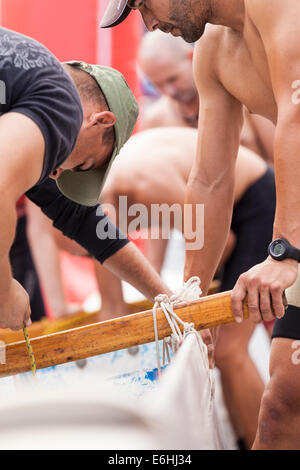 Kanu Team bei der Vorbereitung ihres Bootes für ein Rennen von Playa San Juan, Teneriffa, Kanarische Inseln, Spanien. Stockfoto