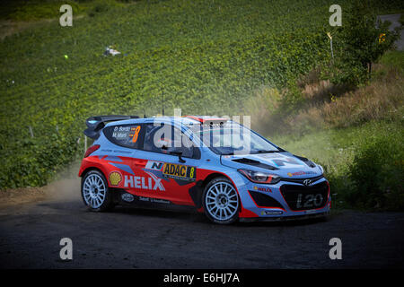 Neumagen, Deutschland. 24. August 2014. Dani Sordo von Spanien und Co-Pilot Marc Martin Spaniens übergeben die Wertungsprüfung in ihren Hyundai während die ADAC Rallye Deutschland von der Rallye-Weltmeisterschaft WRC in der Nähe von Neumagen, Deutschland, 24. August 2014. Foto: THOMAS FREY/Dpa/Alamy Live News Stockfoto