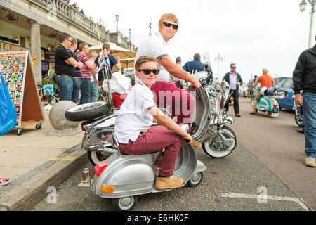 Mod All Weekender, Brighton 2014, Madeira Drive, Brighton, East Sussex, UK . Dies ist eine jährliche Veranstaltung der britischen Mod-Kultur an der Südküste Englands mit dem klassischen Roller als gewähltem Transportmittel. Die Teilnehmer des Rollers laufen am Sonntagnachmittag zu Beachy Head. August 2014 Stockfoto