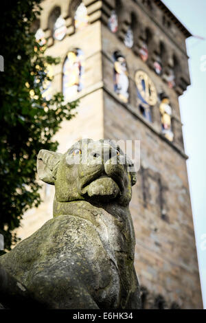 Die Skulptur von einer Löwin an der Tier-Wand in Cardiff Castle. Stockfoto