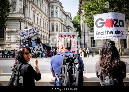 Pro-palästinensische Demonstranten zeigen außen Downing Street gegen Waffenlieferungen an Israel. Stockfoto