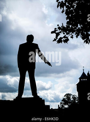 Die Silhouette der Statue von Aneurin Bevan im Stadtzentrum von Cardiff. Stockfoto