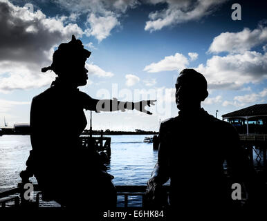 Leute wie uns.  Eine Bronzeskulptur in Cardiff Bay. Stockfoto