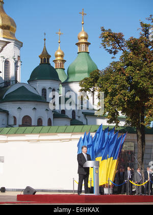 Kiew, Ukraine. 23. August 2014. Präsident Petro Poroshenko--Sophia Quadrat auf der offiziellen Flagge hissen zu Ehren der ukrainischen Flagge. Die Zeremonie wurde von Präsident Petro Poroschenko, ehemaliger Präsident Leonid Kravchuk, Leonid Kuchma und Viktor Yushchenko besucht. © Igor Golovniov/ZUMA Draht/Alamy Live-Nachrichten Stockfoto