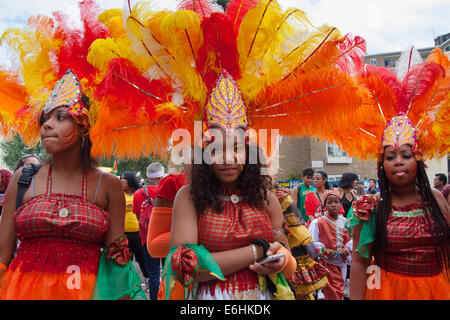 London, UK. 24. August 2014. Mädchen warten auf den Start-Stopp-Prozession zu bewegen, dass Againas Tausende von Londonern aller Rassen und Kulturen Notting Hill Carnival 'Familienfreundlich' Tag vor dem wichtigsten Karneval am August Bank Holiday Montag besuchen. Bildnachweis: Paul Davey/Alamy Live-Nachrichten Stockfoto