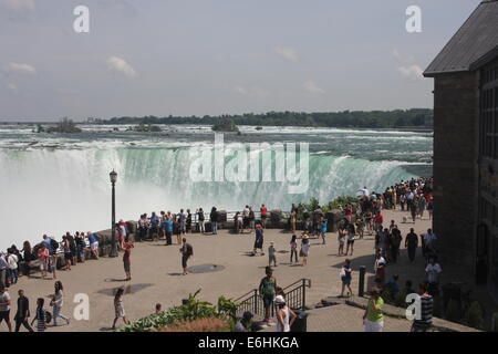 Table Rock ist das Herzstück des Niagara Parks - wo jedes Jahr mehr als 8 Millionen Besucher in der Nähe das tosende Wasser stehen Stockfoto