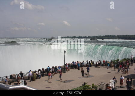 Table Rock ist das Herzstück des Niagara Parks - woran jährlich über 8 Millionen Besucher in der Nähe des tosenden Wassers rushi Stockfoto