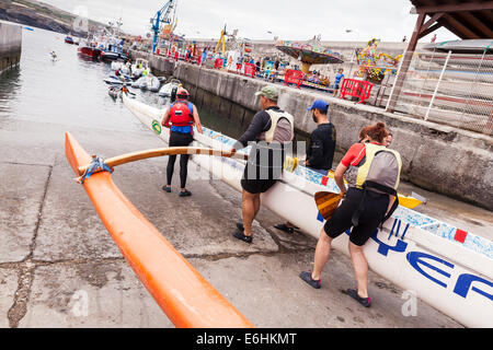 Sechs Mann Ruderteam startet ein Auslegerkanu am Playa San Juan, Teneriffa, Kanarische Inseln, Spanien. Stockfoto