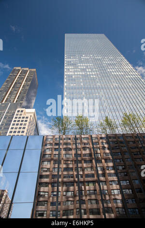 Moderne Fassaden mit Reflexionen und Dachgarten in Midtown Manhattan an der Seventh Street Stockfoto