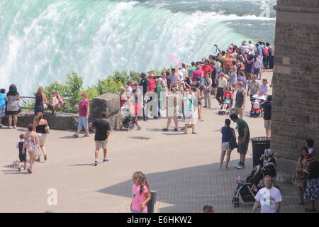 Table Rock ist das Herzstück des Niagara Parks - woran jährlich über 8 Millionen Besucher in der Nähe des tosenden Wassers rushi Stockfoto