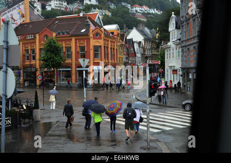 Ein regnerischer Tag in Bergen. Es hatte geregnet, stark ganztägig, Sonnenschirme waren nicht sehr gut dagegen. Gesehen von oben des Busses. Ständen Stockfoto