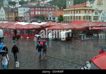 Ein regnerischer Tag in Bergen. Es hatte geregnet, stark ganztägig, Sonnenschirme waren nicht sehr gut dagegen. Gesehen von oben des Busses. Ständen Stockfoto