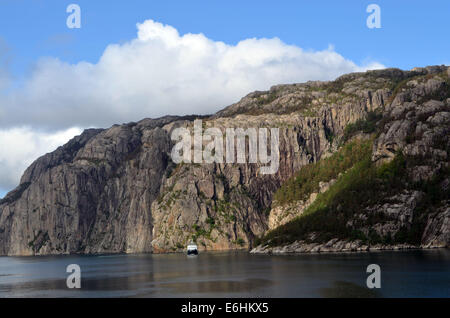 Das Boot geht weiter entlang der norwegischen Küste, stetig seinen Weg nach Süden, vorbei an kleinen Inseln machen. Stockfoto