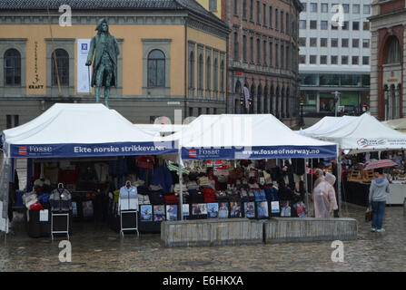 Ein Regentag in Bergen.It hatte ganzen Tag stark geregnet, Sonnenschirme waren nicht sehr gut dagegen. Gesehen von oben des Busses. Ständen Stockfoto