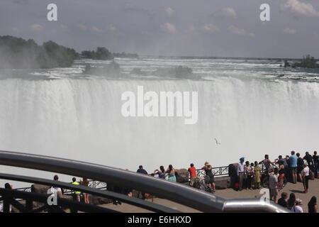 Table Rock ist das Herzstück des Niagara Parks - wo jedes Jahr mehr als 8 Millionen Besucher in der Nähe das tosende Wasser stehen Stockfoto