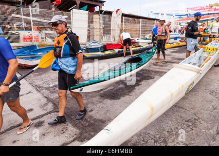 Tragen eine Kanufahrt auf dem Slipway am Playa San Juan, Teneriffa, Kanarische Inseln, Spanien. Stockfoto