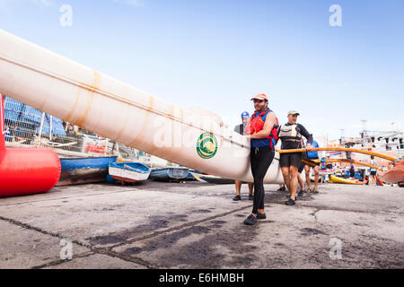 Sechs Mann Ruderteam startet ein Auslegerkanu am Playa San Juan, Teneriffa, Kanarische Inseln, Spanien. Stockfoto