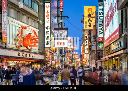 Massen Fuß unter das Zeichen der Dotonbori, Osaka, Japan. Stockfoto