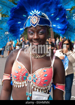 London, UK. 24. August 2014. Ein junges Mädchen im blauen Kopfschmuck und Pfirsich Custome genießt die Kinder-Day-Parade bei der Notting Hill Carnival London, UK. Bildnachweis: Mamusu Kallon/Alamy Live-Nachrichten Stockfoto