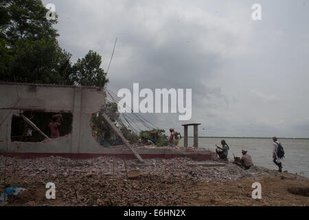 Bangladesch. 24. August 2014. Erosion durch die Padma-River in der Nähe der Mawa vielen Menschen verloren ihr Land in der Erosion in Padma, sie sind jetzt obdachlos. Bangladesch gehört zu den am dichtesten bevölkerten Länder der Welt mit 32 % Küstengebiet, das ist 47,211.square Kilometer. Nach der Volkszählung im Jahr 2001 leben rund 35 Millionen Menschen in der Küstenregion, die 28 % der Gesamtbevölkerung ist. Entsprechend der geografischen Lage und Biodiversität, it.is zu sagen, dass das Küstenökosystem der am stärksten diversifizierte und sich ständig verändernden. Es verfügt über eine lebendige potentials.as sowie gefährdet und Gefahren. THR Stockfoto