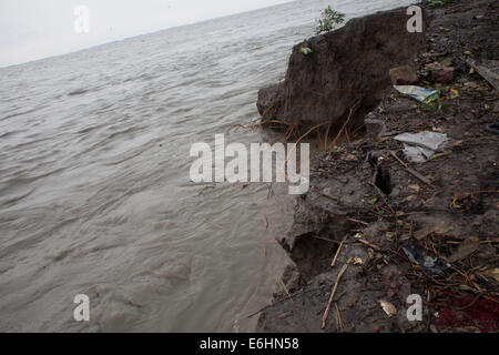 Bangladesch. 24. August 2014. Erosion durch die Padma-River in der Nähe der Mawa vielen Menschen verloren ihr Land in der Erosion in Padma, sie sind jetzt obdachlos. Bangladesch gehört zu den am dichtesten bevölkerten Länder der Welt mit 32 % Küstengebiet, das ist 47,211.square Kilometer. Nach der Volkszählung im Jahr 2001 leben rund 35 Millionen Menschen in der Küstenregion, die 28 % der Gesamtbevölkerung ist. Entsprechend der geografischen Lage und Biodiversität, it.is zu sagen, dass das Küstenökosystem der am stärksten diversifizierte und sich ständig verändernden. Es verfügt über eine lebendige potentials.as sowie gefährdet und Gefahren. THR Stockfoto