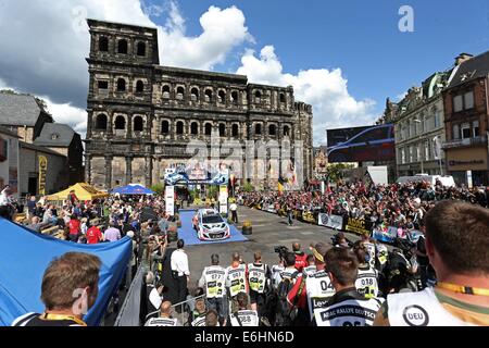 Das Rallye-Auto der Sieger Thierry Neuville und Copilot Nicolas Gilsoul Belgien tritt das Podium nach die ADAC Rallye Deutschland von der Rallye-Weltmeisterschaft WRC vor Porta Nigra Nin Trier Grafschaft, Deutschland, 24. August 2014. Foto: THOMAS FREY/dpa Stockfoto