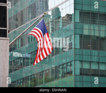 Amerikanische Flagge vor Geschäftshaus Stockfoto