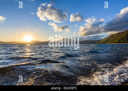 Lake Shikotsu bei Sonnenuntergang in Hokkaido, Japan. Stockfoto