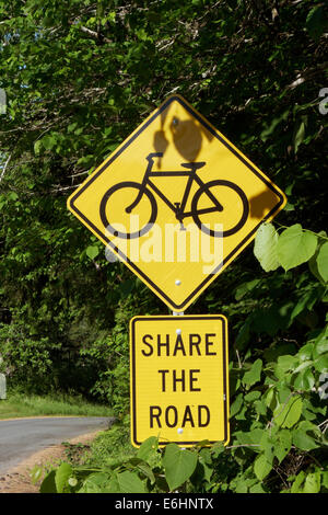 Eine amerikanische Schild Warnung Auto- und Fahrradverleih Benutzer die Straße teilen Stockfoto