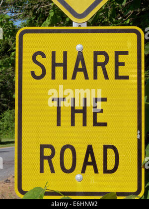 Eine amerikanische Schild Warnung Auto- und Fahrradverleih Benutzer die Straße teilen Stockfoto