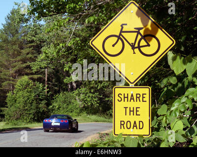 Eine amerikanische Schild Warnung Auto- und Fahrradverleih Benutzer die Straße teilen Stockfoto