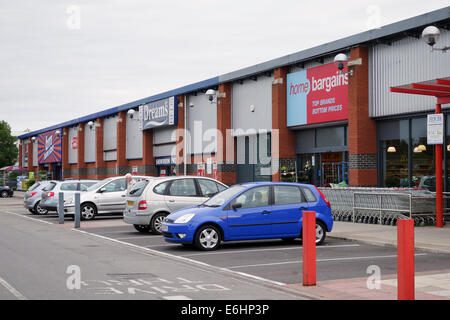 Schnäppchen, Dreams & B&M Stores im Trowbridge Retail Park, Trowbridge, Wiltshire, England, Großbritannien Stockfoto