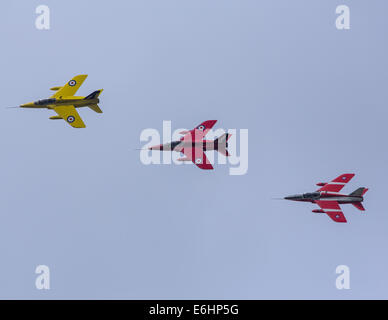 Dunsfold, UK. 23. August 2014. Dunsfold Aerodrome in Surrey hält eine jährliche Motor und Airshow am August Bank Holiday Wochenende.  Herethe drei erhaltenen Folland Gnats der roten Mücke Display Team zeigt am Samstag, 23. August.  Folland Gnats wurden durch die roten Pfeile geflogen, bevor sie zu Bae Falken Krediten geändert: Niall Ferguson/Alamy Live News Stockfoto