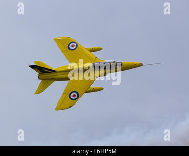 Dunsfold, UK. 23. August 2014. Dunsfold Aerodrome in Surrey hält eine jährliche Motor und Airshow am August Bank Holiday Wochenende.  Hier erhalten zeigt Folland Gnat der roten Mücke Display Team am Samstag, 23. August.  Folland Gnats wurden durch die roten Pfeile geflogen, bevor sie zu Bae Falken Krediten geändert: Niall Ferguson/Alamy Live News Stockfoto