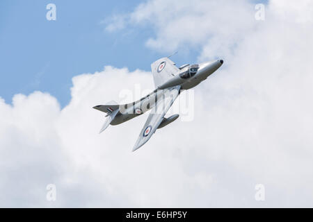 Dunsfold, UK. 23. August 2014. Dunsfold Aerodrome in Surrey hält eine jährliche Motor und Airshow am August Bank Holiday Wochenende.  Hier zeigt die Hawker Hunter Jet Flugzeug XL577, im Besitz von Luft-Geschwader am Samstag 23. Credit: Niall Ferguson/Alamy Live News Stockfoto