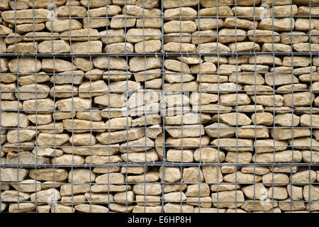 Nahaufnahme einer Stein-Gabion-Korbwand. Stockfoto