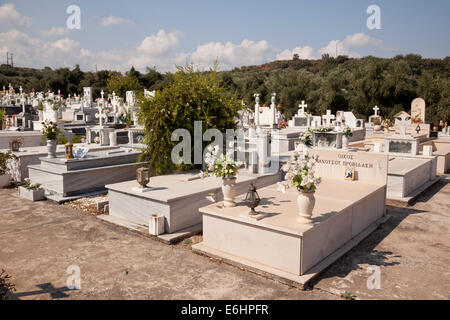 Gräber auf dem Friedhof Platanias, Kreta, Griechenland Stockfoto