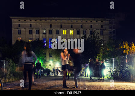 Blick bei Nacht der wartenden außen Eingang Berghain Nightclub in Friedrichshain Berlin Deutschland Stockfoto