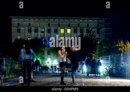 Blick bei Nacht der wartenden außen Eingang zum berühmten Berghain Nachtclub in Friedrichshain Berlin Deutschland Stockfoto