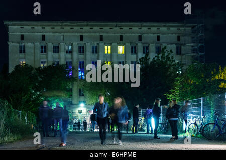 Blick bei Nacht der wartenden außen Eingang zum berühmten Berghain Nachtclub in Friedrichshain Berlin Deutschland Stockfoto