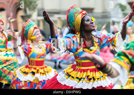 Notting Hill Carnival 2014, Tag am Sonntag. Mitglieder der Gruppe tanzen Maracatudo Mafua Stockfoto