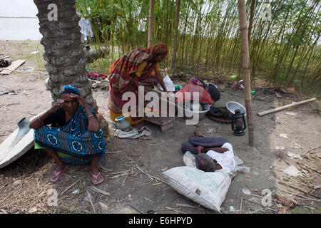 Bangladesch. 24. August 2014. Erosion durch die Padma-River in der Nähe der Mawa vielen Menschen verloren ihr Land in der Erosion in Padma, sie sind jetzt obdachlos. Bangladesch gehört zu den am dichtesten bevölkerten Länder der Welt mit 32 % Küstengebiet, das ist 47,211.square Kilometer. Nach der Volkszählung im Jahr 2001 leben rund 35 Millionen Menschen in der Küstenregion, die 28 % der Gesamtbevölkerung ist. Entsprechend der geografischen Lage und Biodiversität, it.is zu sagen, dass das Küstenökosystem der am stärksten diversifizierte und sich ständig verändernden. Es verfügt über eine lebendige potentials.as sowie gefährdet und Gefahren. THR Stockfoto