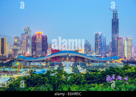 Shenzhen, China Skyline der Stadt in der Dämmerung im Stadtteil Civic Center. Stockfoto