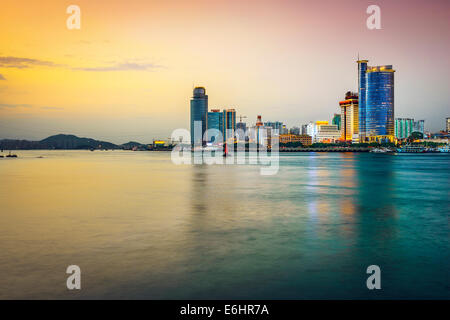 Xiamen, China Skyline in der Dämmerung. Stockfoto