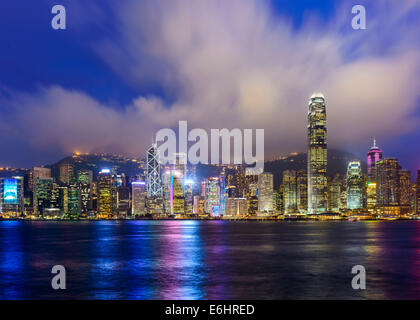 Skyline von Hong Kong, China von Victoria Harbour. Stockfoto