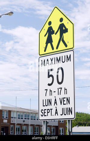 Zulässige Höchstgeschwindigkeit von 50km/h außerhalb einer Schule in Quebec, Kanada Stockfoto