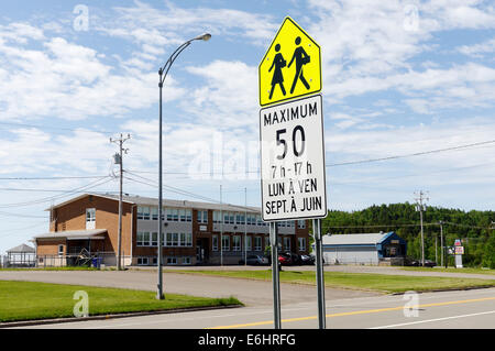 Zulässige Höchstgeschwindigkeit von 50km/h außerhalb einer Schule in Quebec, Kanada Stockfoto