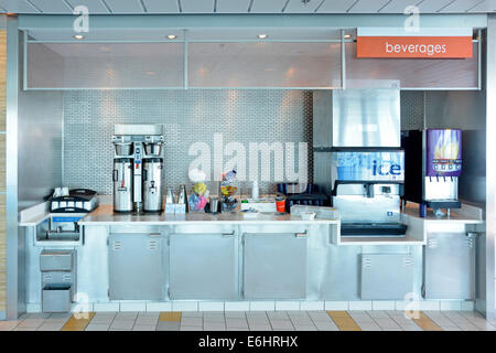 An Bord des Kreuzfahrtschiffes buffet Deck nicht alkoholische Getränke abfüllen Maschinen zu einem self service counter Kreuzfahrt im Mittelmeer Stockfoto